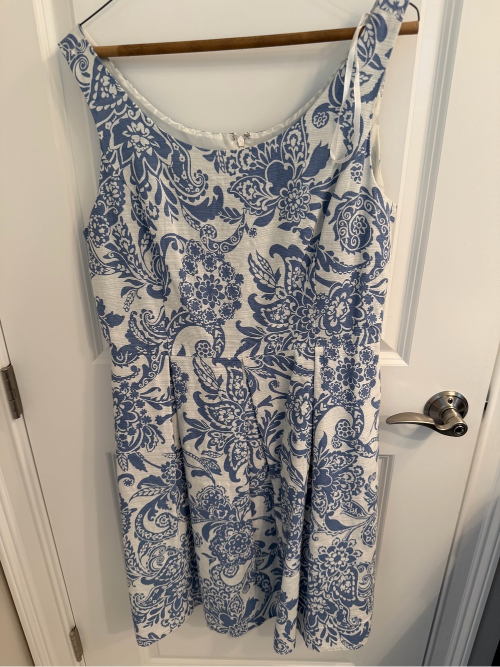 Jessica Howard Blue and White Floral Sleeveless Midi Dress